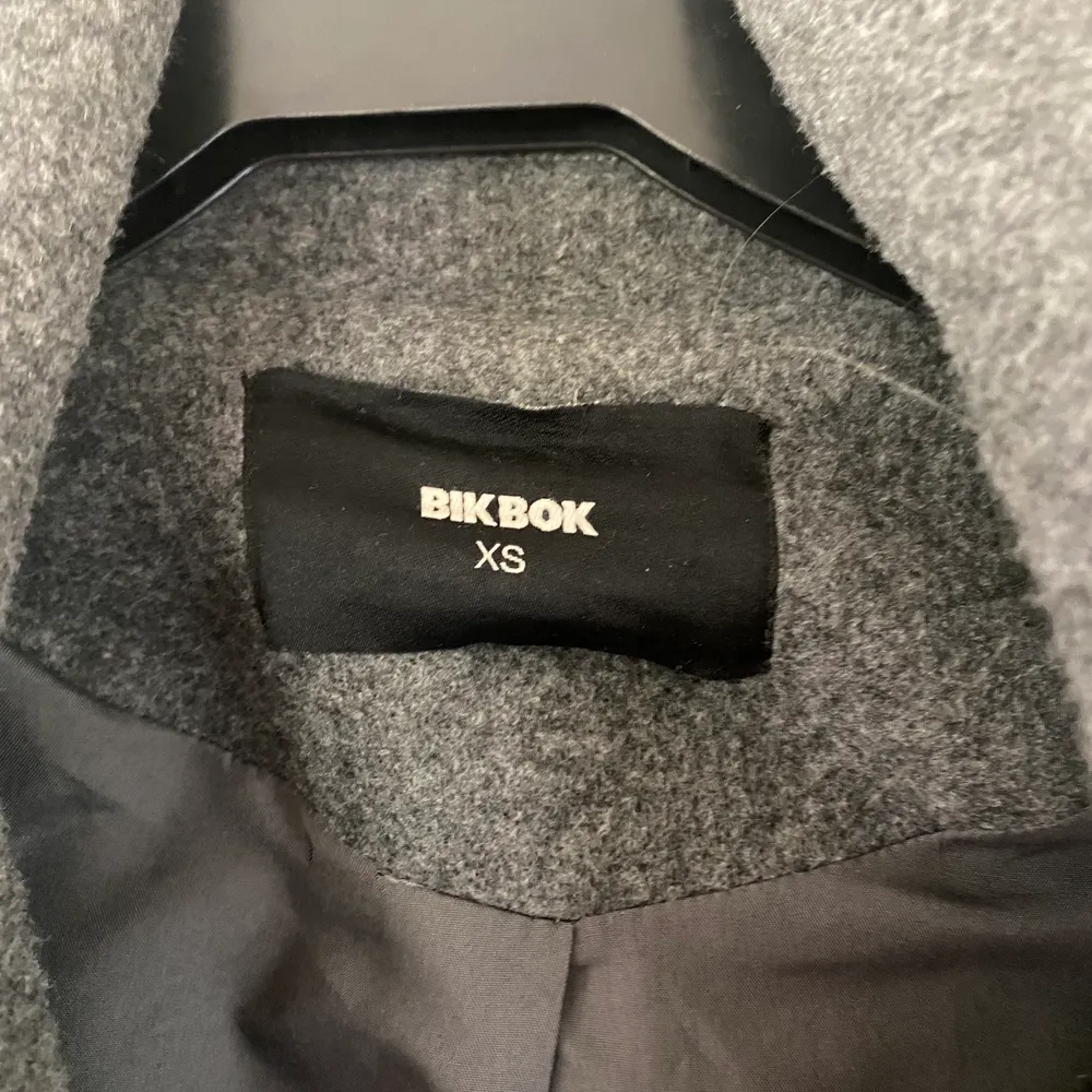 En mörkgrå vinterkappa från BikBok i strl XS. Säljer pga att den är för liten för mig. Nypris 600kr  köparen står för frakt 💕. Jackor.