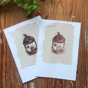 Grattis-kort - Extremt gulligt grattiskort. Perfekt att ge bort när någon fyller år! Korten är dekorerade med hemmagjort papper och ett gulligt ekollon-hus på utsidan och ett litet bi på insidan 🥰🐝