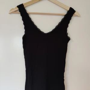 2 st linnen från UNIQLO - Dessa två linnen i XS är supersöta och passar till mycket. Knappt använda. Antingen köpes båda samtidigt för 60 kronor eller styck för 30 kronor.