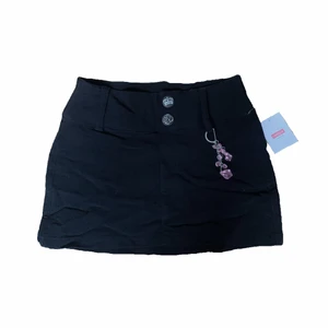 y2k kjol - en söt och unik y2k kjol med prislapp kvar! lågmidjad och har ett klädsmycke med rosa små diamanter💕  passar XS💓