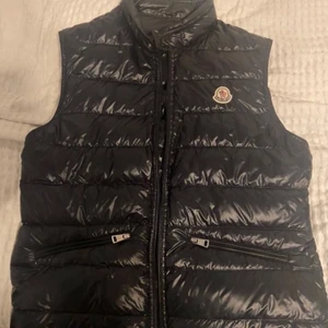 Moncler Väst - Väst från moncler, i bra skick. Äkta. Inte trasig nånstans, som ny. Det är en herrmodell i storlek 1 men passar mig bra som vanligtvis är S💛