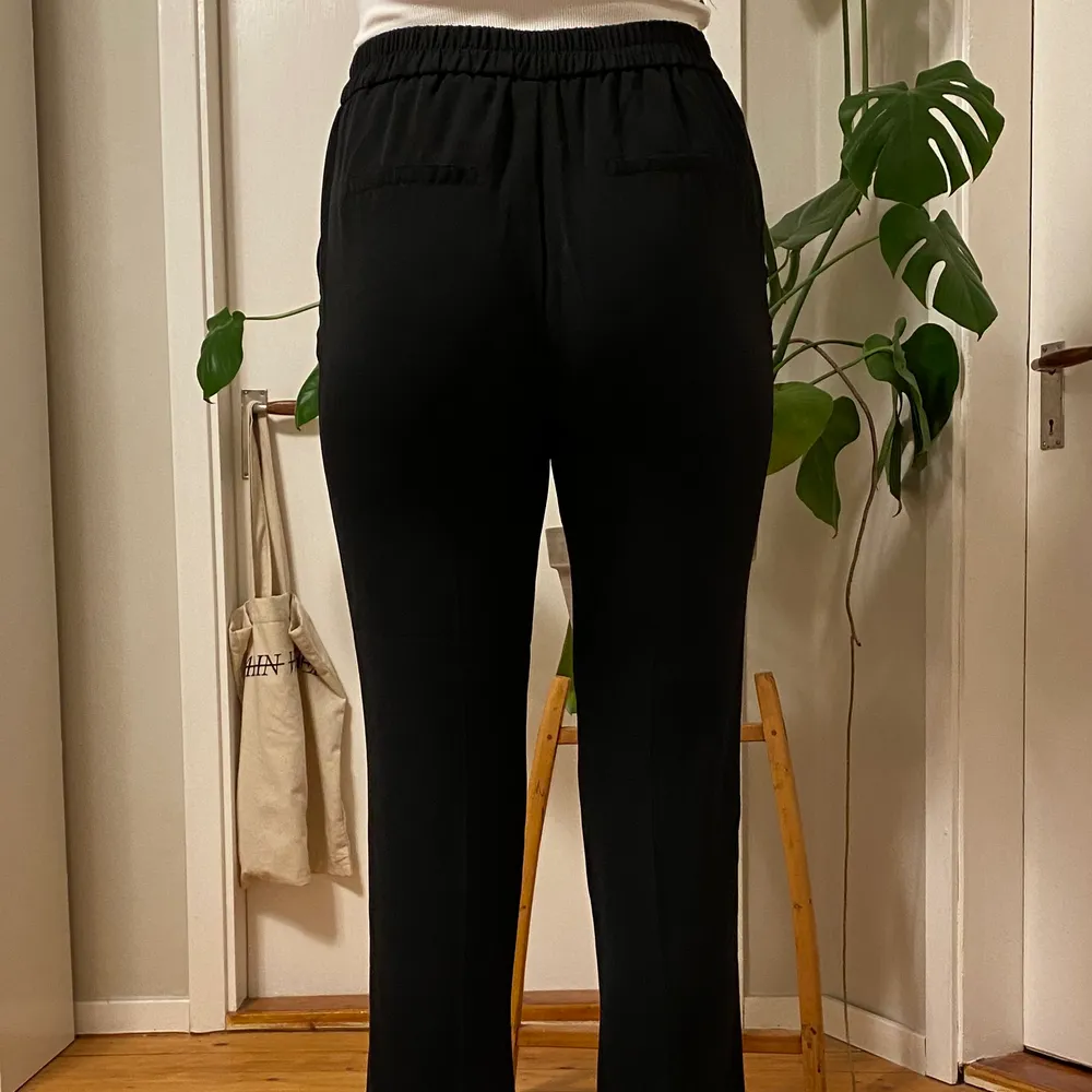 Byxor från Gina Tricot, strl 36. Inte mycket använda då de är lite för stora i midjan och för korta på benen för mig (jag är 172 cm). 50 kr + frakt. Jeans & Byxor.