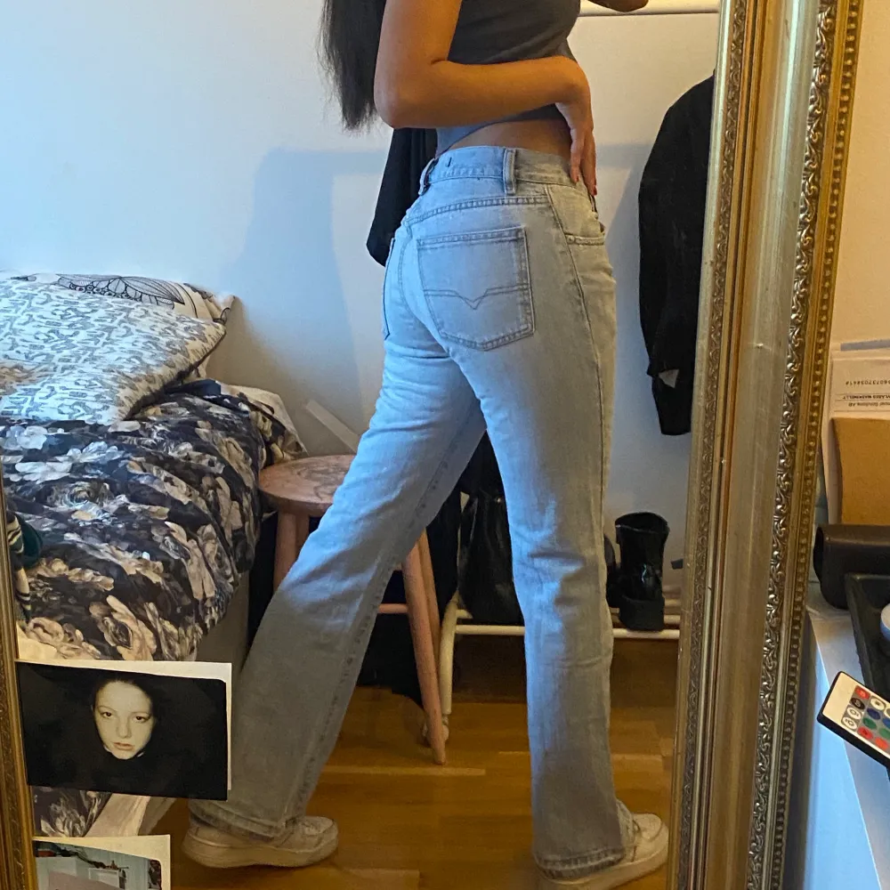 Skiiitsnygga, lågmidjade, bootcut diesel jeans som jag köpt vintage för 550kr men aldrig använt!! Man får så snygg röv!!De är i storlek 29 och jag är 170 cm lång!💗💗 Budai kommenterarerna från 250kr, köp direkt för 450!💗. Jeans & Byxor.