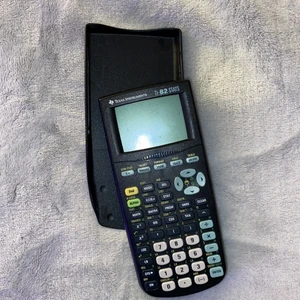 Miniräknare TEXAS TI-82 - Texas TI-82 STATS. I princip helt oanvänd. Jättefint skick, inga fel. Nypris ca 800kr