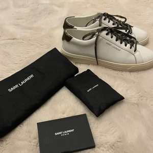 Saint Laurent  - Helt oanvände bara testade. Säljer pågrund av att de är förstora på mig. Storlek 35 men stora i storleken. De kommer med vitt skosnöre, liten instruktionsbok och dustbag till varje sko🤍 helt nya:4500kr