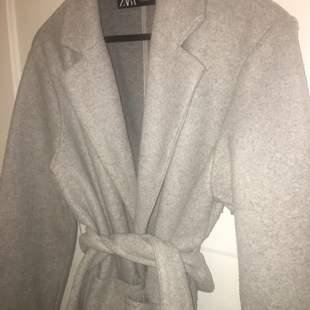 Säljer min gråa kappa från zara i storlek S, supersnygg och i fint, den sista bilden har min mamma på sig den och hon är 162 cm lång💕. Jackor.