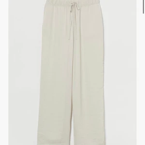 Linnebyxor  - Använd ett par gånger men inget fel på dem. Frakten är inräknad 