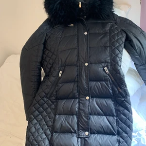 Rock and Blue äkta päls  - Jackan är använd i knappt en vinter den är som ny. Nypris på jackan är 4200kr så det blir inte billigare än 2000kr 