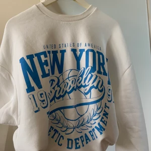 Gina Sweatshirt - Såå fin sweatshirt från Gina tricot. Aldrig använd så dem är i nyskick. Nypris var 300kr. Hör av dig om du vill ha fler bilder💖💖
