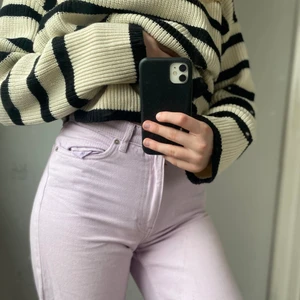 Yoko Byxor lila - Säljer dessa super fina lila Yoko byxor. De är i storlek 24 men passar även de som har stl 25! Säljer dom då de inte används så det finns inga skador på dom. Köpta från Monki i Göteborg! Köp direkt för 200kr!! (Nypris 400kr)💜💜