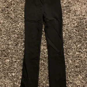 Svarta Kostymbyxor - Endast testade. Svarta figursydda kostymbyxor med slits.