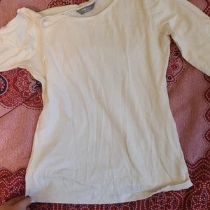 Vit tröja stretching skönt material - Vit tröja stretching skönt material.