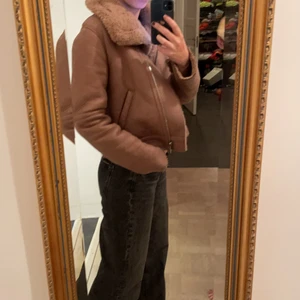 Smutsrosa bikerjacka storlek xs - Snygg jacka från zara i storlek xs! Brukar ha storlek m o passar mig