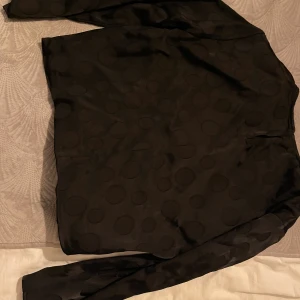 Blues  - Zaras ny blus inköp 300 kr använd en gång 