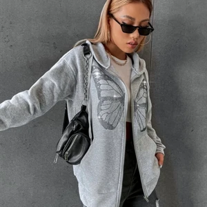 Kofta - Säljer nu min coola kofta som passar till allt❣️ Aldrig använd, säljer för 150+ frakt. Den är i storlek m men sitter mer som en S (första bilden lånad)