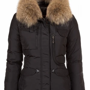 Hollie jacka  - Säljer då min varma och fina vinterjacka då jag köpt en ny, jätte bra skick och är super varm. Nypris är ca 3700. Pälsen följer inte med därmed är det så pass billig.