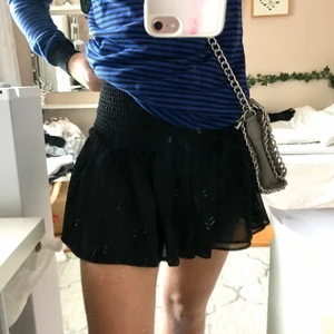 Svart ”volangkjol” - En svart söt kjol som passar superbra nu till hösten 🍁🍂 Säljer då den är lite för kort för mig, skulle säga att den är storlek xxs-xs (finns ingen lapp i). 100kr+frak eller högstbjudande om fler visar intresse🤎 