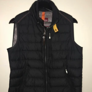 Parajumpers väst - Hej säljer min parajumpers väst har ingen användning till den,fin skcik inga hål inte sliten.