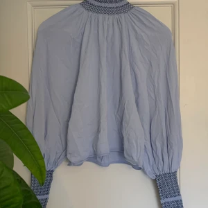 Unik blus - Säljer den här supercoola blusen från Zara, helt slutsåld. Jättecoola ballong ärmar passande till både vardag och fest. I perfekt skick!🥰