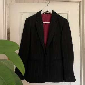 Kavaj - Säljer den är superfina kavajen som är köpt i prag, one of a kind. I perfekt skick!🥰