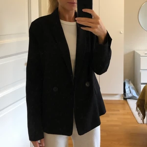 Svart blazer - Svart blazer från Berskha i storlek M. Ganska liten i storleken. Kan bäras både öppen och stängd. Endast använd ett fåtal gånger. 