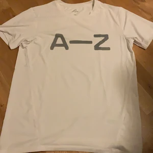 A-z t-shirt - Vit a-z (Zlatans märke) t-shirt, bra skick. Storlek medium.  Pm för bild eller pris