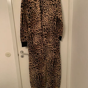 One piece leopard - Leopard one piece i st: M.    knappt använd 
