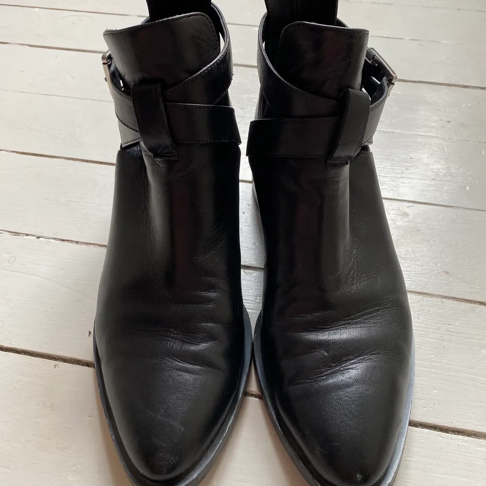 Svarta cut out ankel boots i läder. Jättefint skick. Finns fler bilder. Nypris 1500kr. Skor.