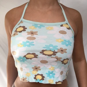 Blommig halterneck  - Unik blommig halterneck med fina färger. Uppskattas passa storlek xs bäst. Visas på en s. Originellt barnstorlek men avklippt! Köpare betalar 24kr frakt