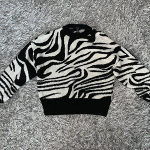 Stickad Zebra tröja - Inköpt förra året på New Yorker. strl s, men  passar något större också. Frakt tillkommer. 