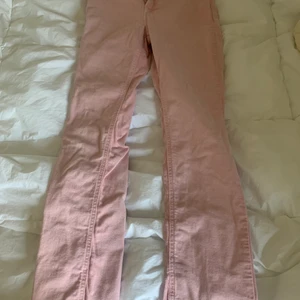 Rosa slits jeans från zara  - Super fina byxor men dock använda en gång för att färgen inte passade mig. Tror inte dom finns kvar på zara. Köparen står för frakten