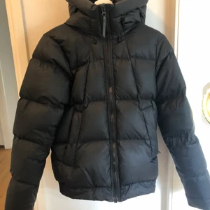 Peak performance jacka  - Super skön, snygg, varm och stor dunjacka från peak performance i storlek S. Nypris 3 000kr. Använd 1 vintersäsong. 