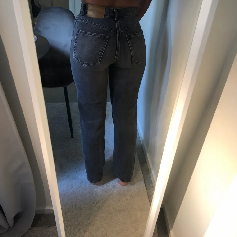 Gråa jeans från PULL&BEAR✨ Storlek 36, Passar till storlek XS och S (Jag är cirka 169cm). Jeans & Byxor.