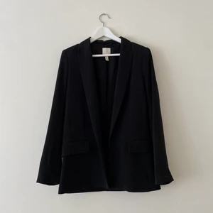 Svart kavaj - Svart kavaj, sparsamt använd. Storlek 36, men passar även 38. 