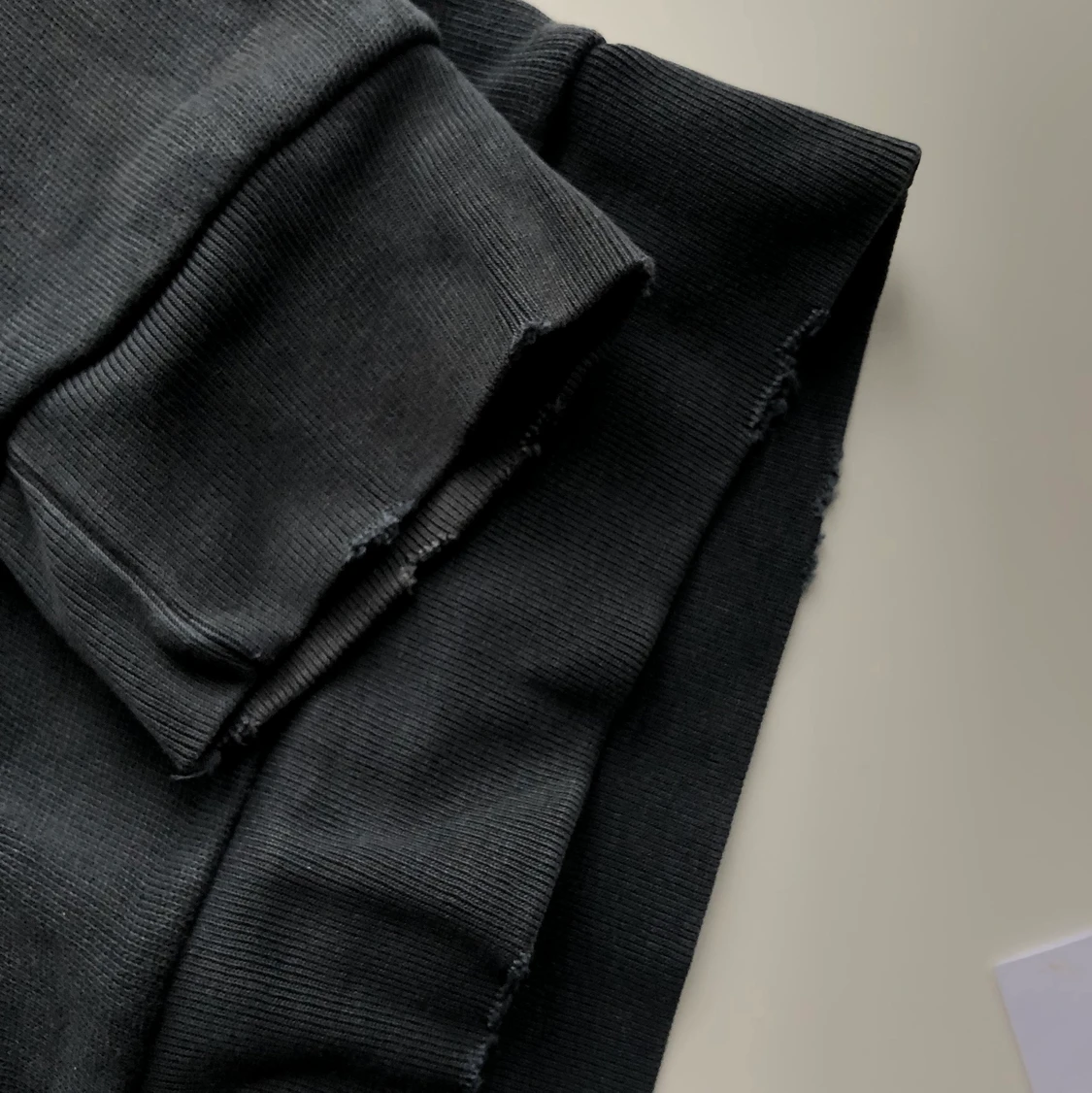 LEVIS SWEATSHIRT MED SLITNA DETALJER  - 91