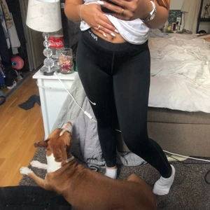 Nike träningsbyxa  - I ett hyfsat bra skick och bra passform 