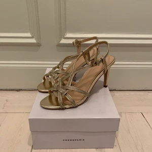 Klackskor från Cosmo Paris - Guldiga Klackskor som är köpta i Paris och är använda 1 gång. Super bra skick, storlek 38 Inköpspris 1800kr  