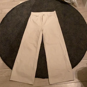 Ett par beiga jeans från weekday  - Beiga jeans från weekday i modellen ACE och de är i strl 28/30. Använda max två ggr. Sitter bra men har ej användning för dem. 