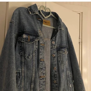 Jeansjacka  - Jeansjacka i mycket bra skick, nypris 500kr säljs för 250kr , passar xs och m då den är oversized 