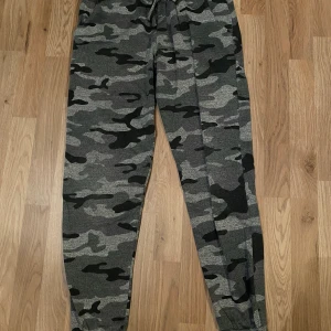 Mjukisbyxor  - Säljer ett par super sköna mjukisbyxor i storlek S ifrån madlady. Använd fåtal gången och är i fint skick.