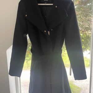 Höst/vinter Kappa  - Säljer en svart kappa med gulddetaljer, den är varmt men foder inuti. (Aldrig använd) köpte den för 1000kr på Vero Moda för ungefär 1 år sedan , säljer den 600+ 79kr i   frakt. Storlek S.  