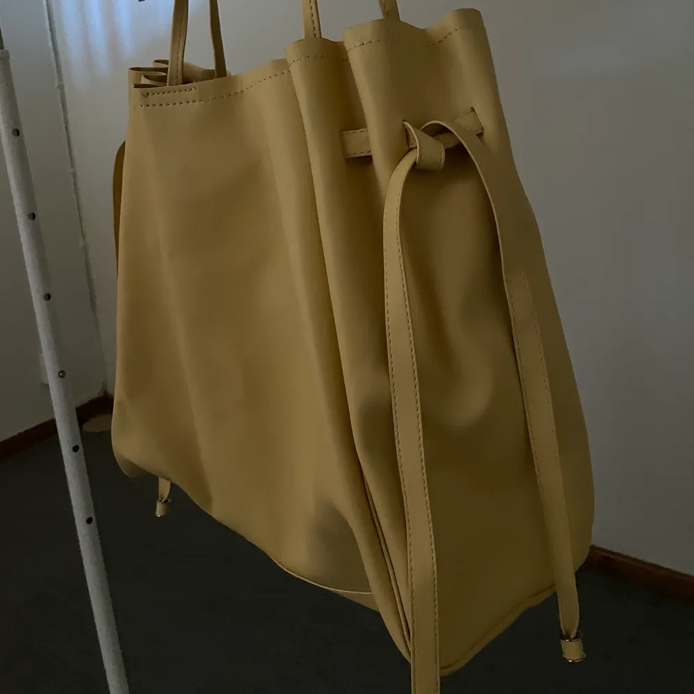Gul axelväska från Zara, material: polyester . Väskor.