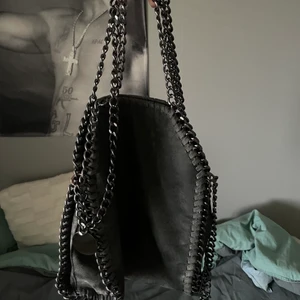Stella McCartney liknande väska  - Väldigt fint skick, nästintill nyskick! ( inte äkta)  säljer då jag inte har användning för den DIREKT PRIS: 1000kr annars budgivning!💙