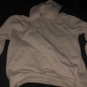 Beige/vit hoddie - En hoddie i beige/vit färg från Cubus vanlig skön hoddie.