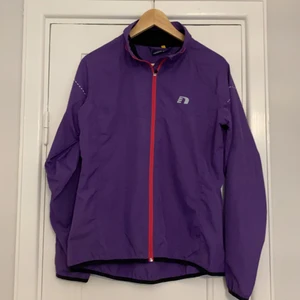 Löparjacka strl M - Löparjacka med reflexdetaljer och extra luftning insida ärmar.   Knappt använd 