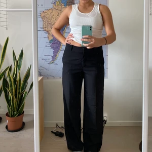 Kostymbyxor - Högmidjade kostymbyxor! Jag är 170cm! Möts på söder annars står köparen för frakt på 62kr 💫 buda om fler är intresserade!