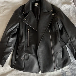 Skinnjacka  - Säljer denna galet snygga skinnjacka då den aldrig har kommit till någon användning:/ den har inga defekter och är helt ny! Den är i en oversized modell så passar de mellan XS-L beroende på hur man vill att den ska sitta. Den är i fejk skin💗skriv gärna för fler bilder eller om du har några frågor💗kolla gärna även in de andra jag säljer