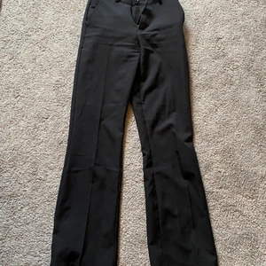 Bikbok kostymbyxor - Svarta kostym byxor i bra skick. Bra längd på mig som är 170! Säljer då de inte riktigt passar mig längre. Nypris 399kr💕