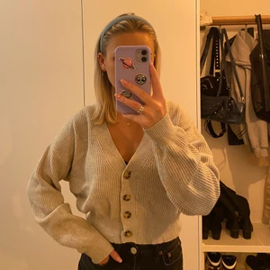 Stickad kofta från Bikbok stl XS - Fin stickad kofta från Bikbok🌸 köpt förra hösten så finns inte kvar i butik💕 Fint sick och snygg passform!! Snyggt med en tröja under eller som jag har den på bilden🥰 kan postas så då tillkommer frakt💫