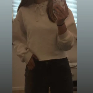 Vit hoodie med puffarmar  - Säljer en vit hoodie med puffarmar pga att den inte längre kommer till användning. (Storlek XS/S) Inte så tjock och därför heller inte så varm. Stor luva. Lite kortare och fabrikgjord avklippt vid magen. Har du fler frågor eller vill se mer bilder är det bara o höra av sig :)   ‼️Köpare står för eventuell frakt‼️